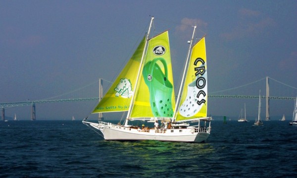 
История бренда Crocs: дата создания, кто придумал, коллаборации, логотип
