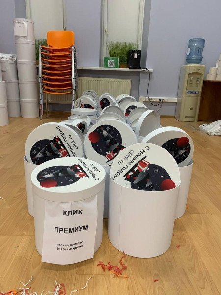 
Новогодние подарки для клиентов: реальный кейс click.ru, вдохновляющий на собственные боксы
