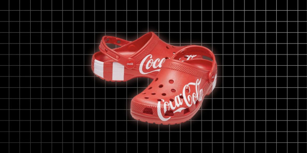 
Коллаборация Coca-Cola &times; Crocs &mdash; классические кроксы с отсылкой к культовому дизайну
