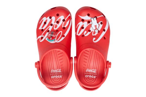 
Коллаборация Coca-Cola &times; Crocs &mdash; классические кроксы с отсылкой к культовому дизайну
