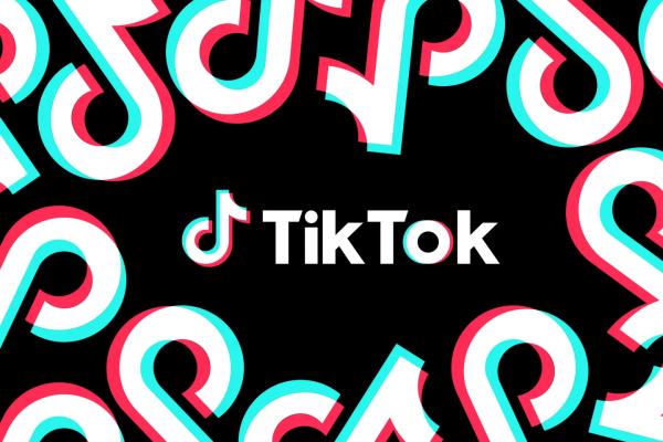 
Трамп одобрил сделку по TikTok — контроль в США уходит к Oracle
