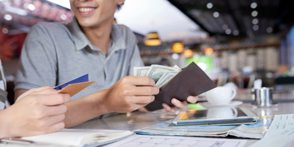 
Зумеры переходят на наличные, чтобы экономить деньги
