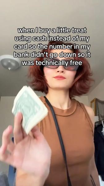 
Зумеры переходят на наличные, чтобы экономить деньги
