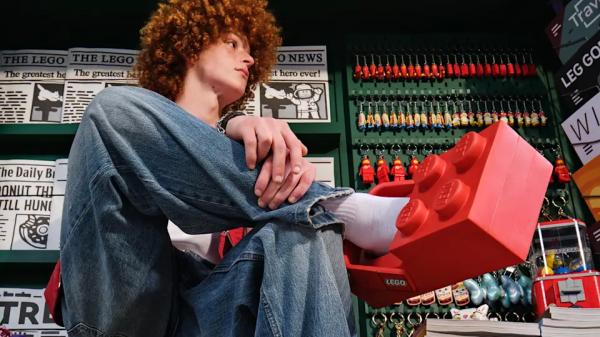 
LEGO и Crocs объявили о стратегическом партнёрстве и выпустили LEGO Brick Clog
