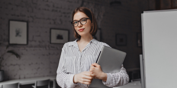 
Промты для обработки и стилизации фото в Qwen, +примеры и шаблоны
